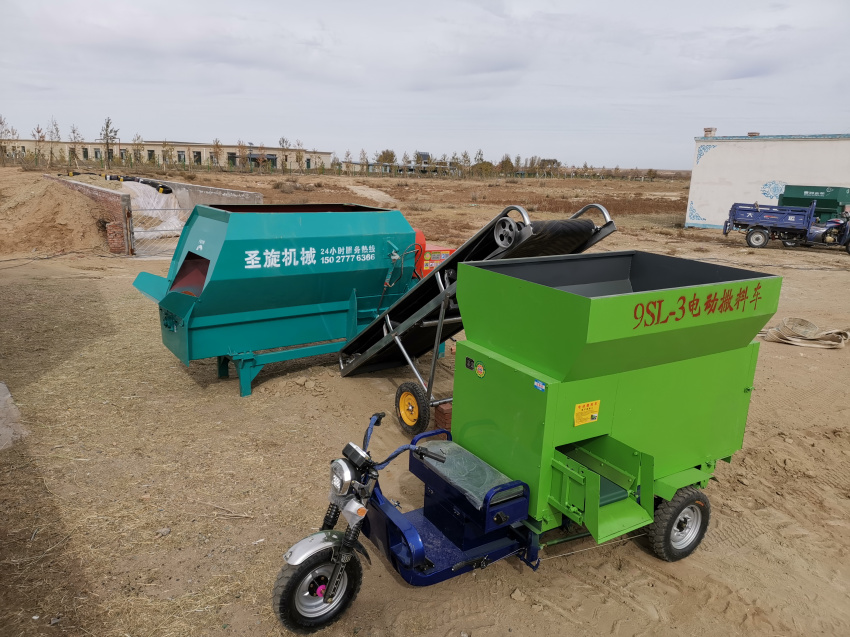 遼寧客戶購(gòu)買飼料攪拌機(jī)和撒料車